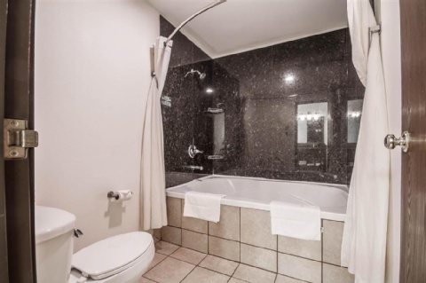 COMFORT SUITES APPLETON AIRPORT , WI 54914 near Appleton International Airport View Point 39