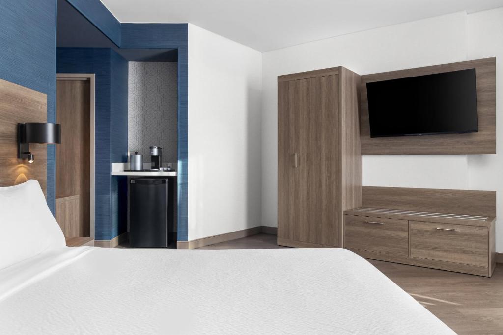 Holiday Inn Express Montreal Airport - St-Laurent by IHG , QC H4S 1C8 near Montreal-Pierre Elliott Trudeau Int. Airport View Point 14