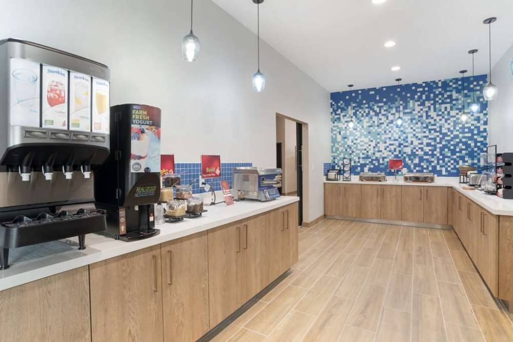 Best Western Plus Mobile Inn & Suites 9