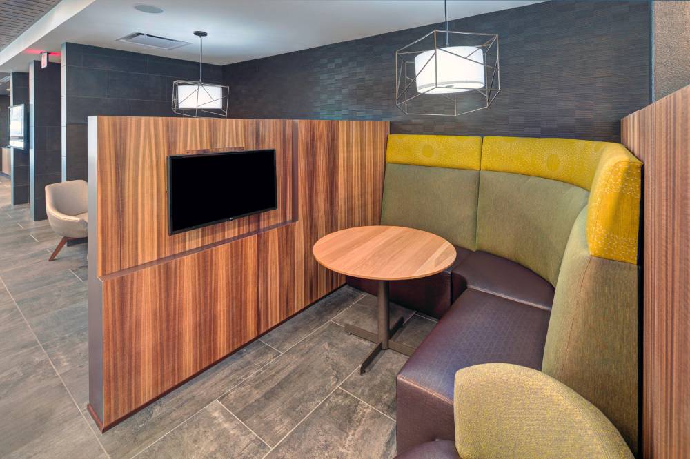 Courtyard By Marriott Appleton Riverfront 10