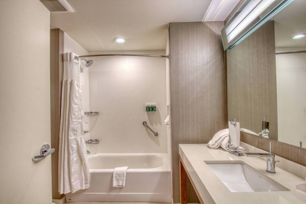 Courtyard By Marriott Fargo 4