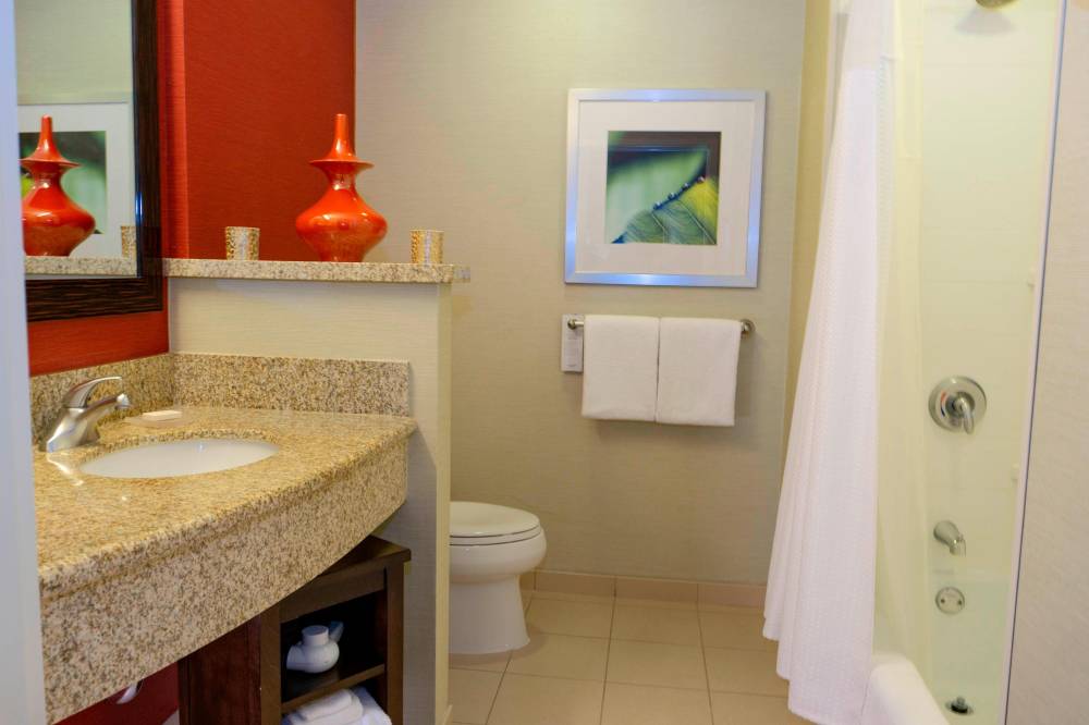 Courtyard By Marriott Long Beach Airport