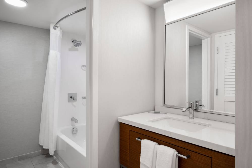 Guest Bathroom with Tub