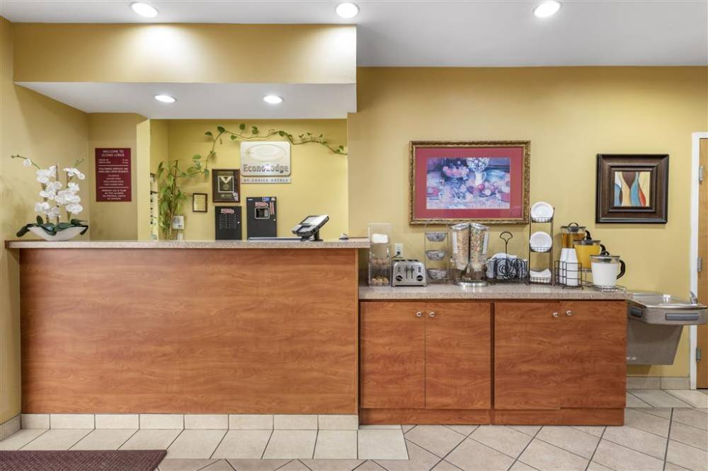 Econo Lodge Airport 4