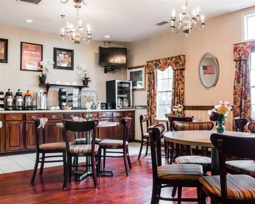Econo Lodge & Suites 9