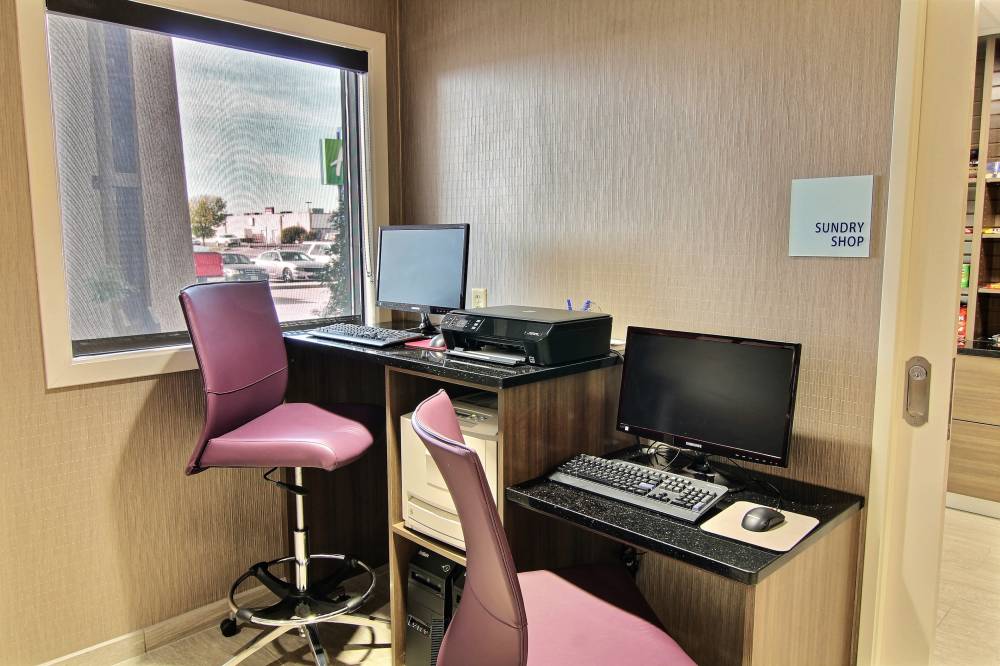 Holiday Inn Express W Acres 1