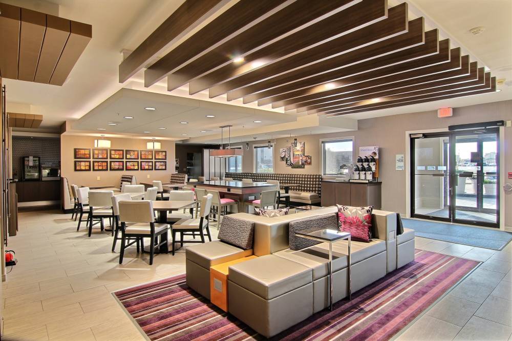 Holiday Inn Express W Acres 4